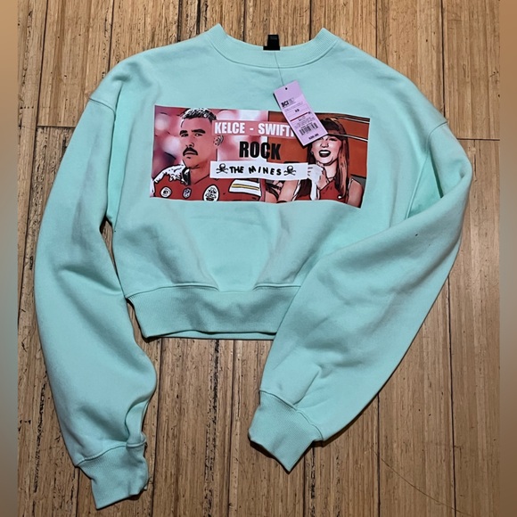 Women’s Wild Fable Cropped Sweatshirt with Taylor Swift Decal Sz XS - Picture 1 of 5